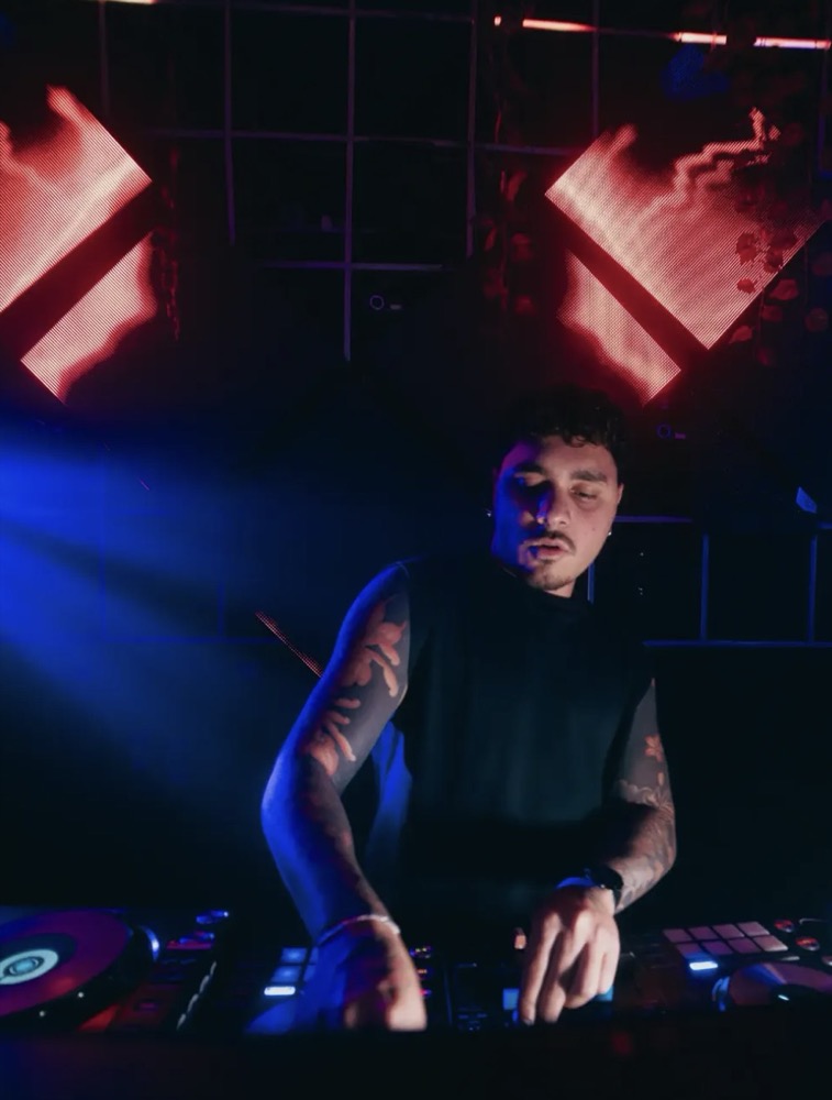 DJ playing at a Miércoles Po night